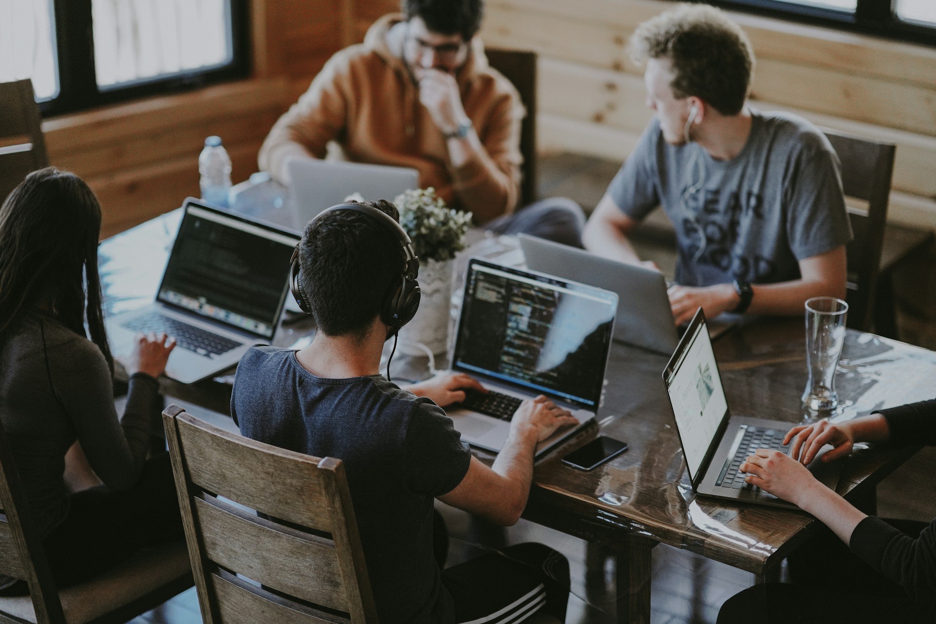 billede af folk der arbejder med webdesign